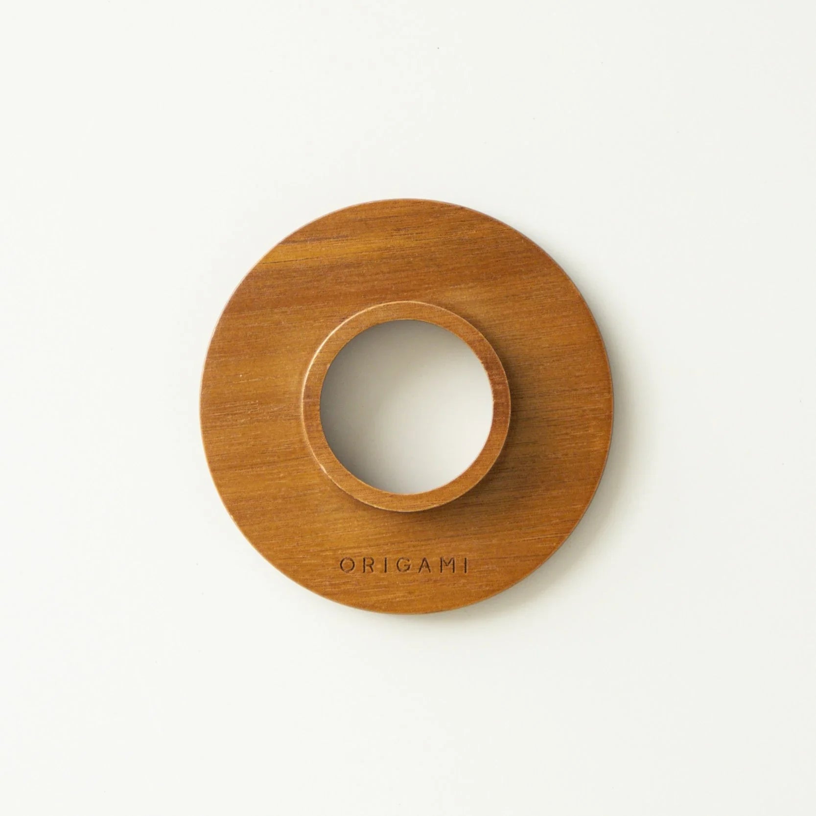 Untere Ansicht Origami Wooden Dripper Holder mit eingestanztem Logo.